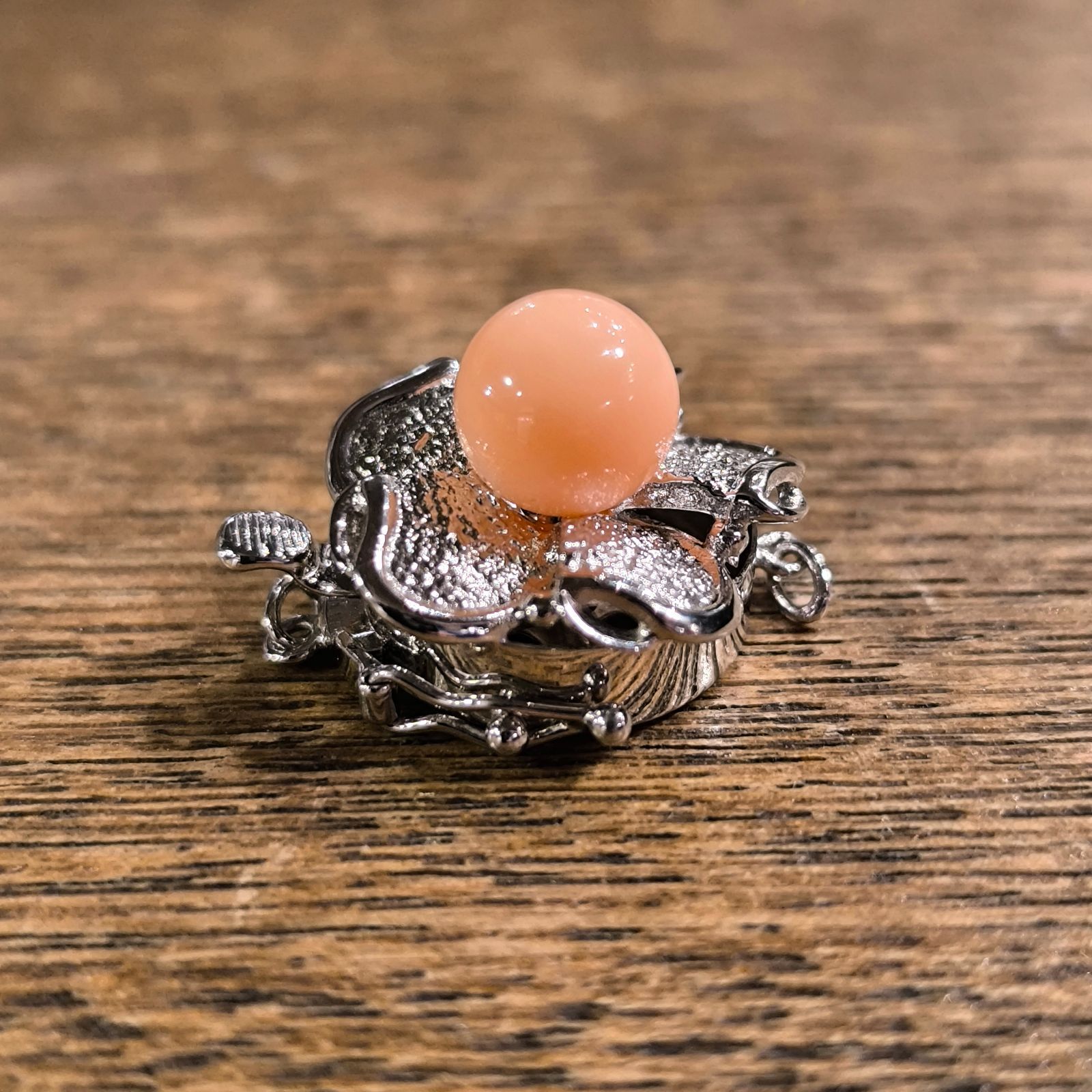 バネ式クラスプ 桃珊瑚 14 K WG パールネックレスの留め具