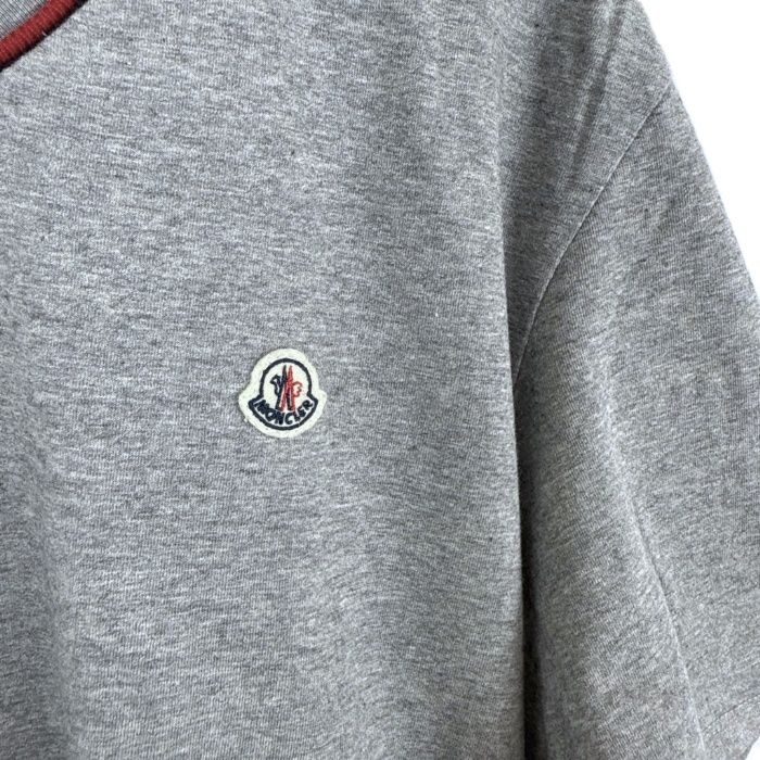 【美品】MONCLER モンクレール ロゴワッペン ラメ グレー モンクレール MONCLER VネックTシャツ ライン ロゴワッペン