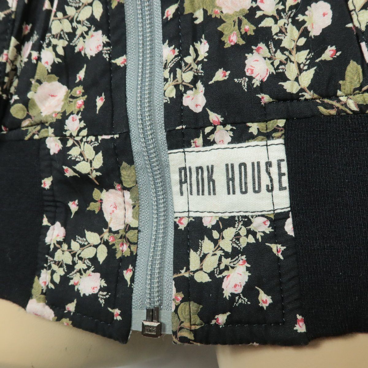PINK HOUSE - 【美品】ピンクハウス★ジップアップブルゾン 黒系 ゼッケン付き！中綿入りキルティング♪フード付き♪ギンガムチェック♪ローズ柄 z10649s 美品】ピンクハウス☆ジップアップブルゾン 黒系 ゼッケン付き