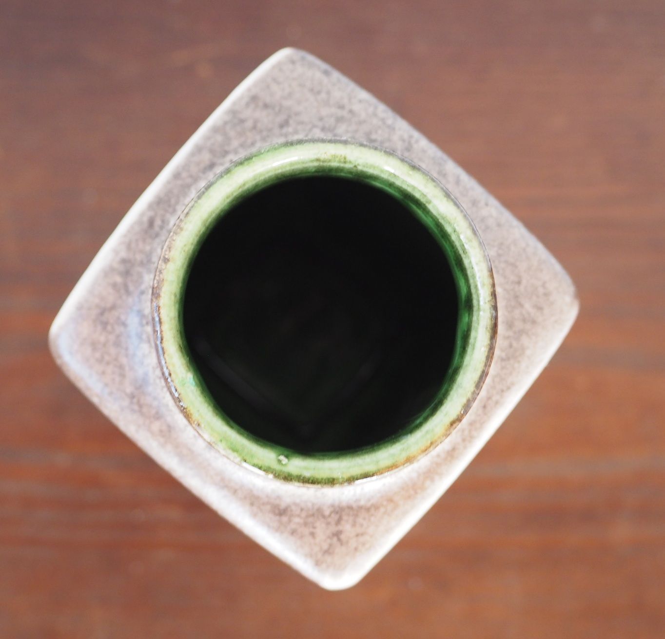 こげ茶×白レリーフフラワーベース