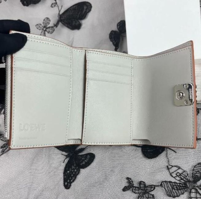 LOEWEロエベ 三つ折り財布 スモールウォレット パールグレー - メルカリ 