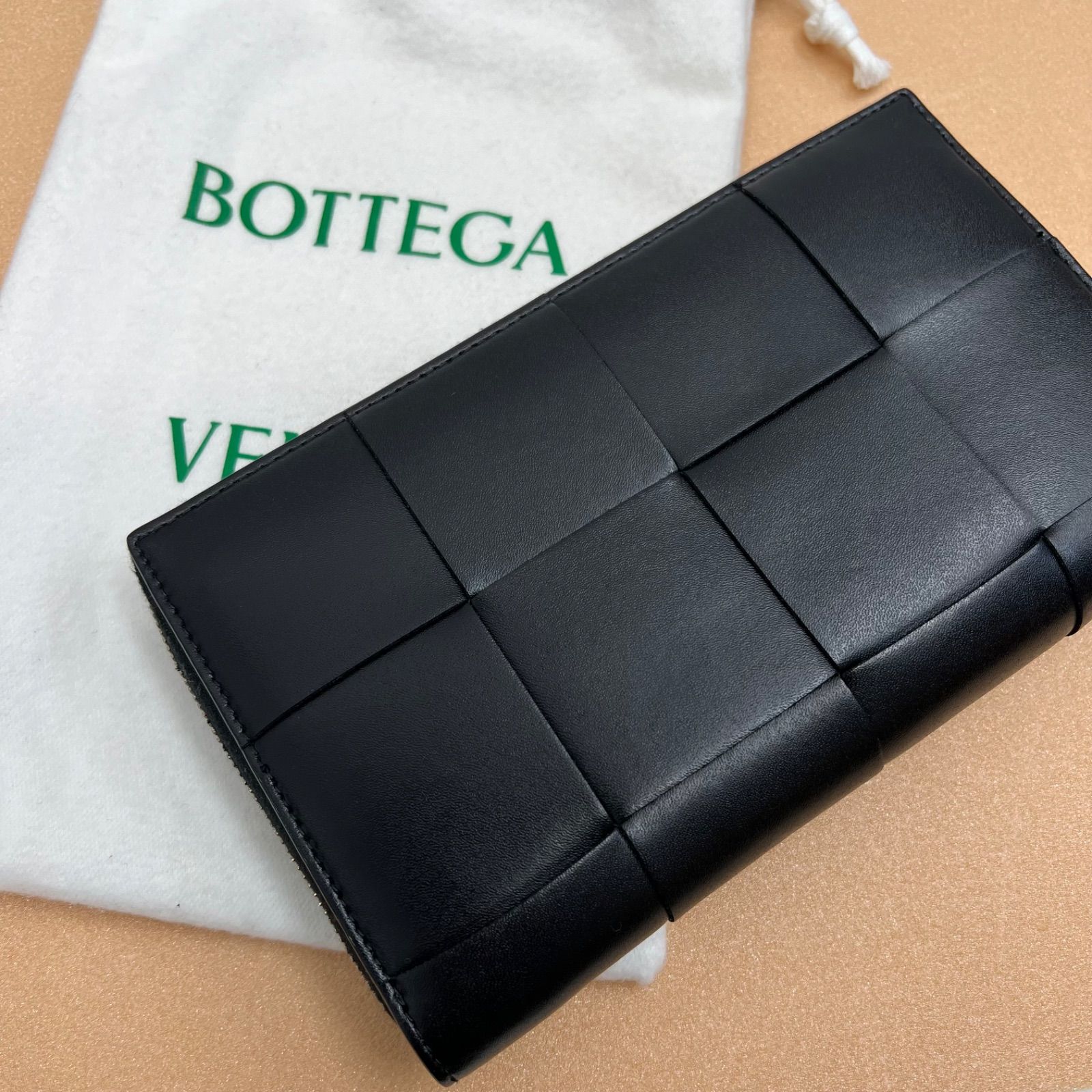 ボッテガヴェネタ 長財布 イントレチャート ラウンドジップ ブラック ほぼ未使用写真の通りほぼ未使用の美品です