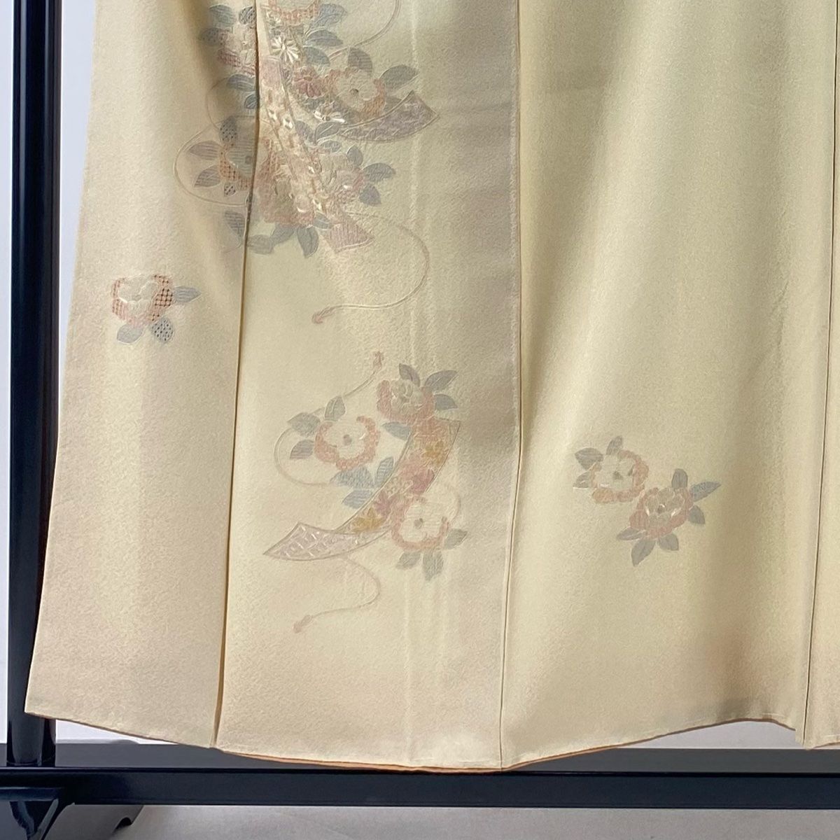 付下げ 身丈156cm 裄丈66cm M 袷 短冊 椿 刺繍 薄オレンジ 正絹 秀品 一つ紋