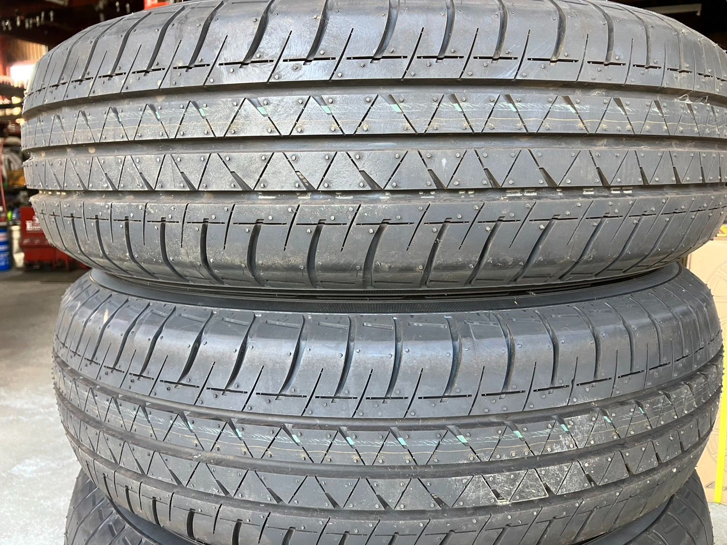 送料込み！ 新車外し キャラバン ヨコハマ ブルーアースバン 195/80R15 