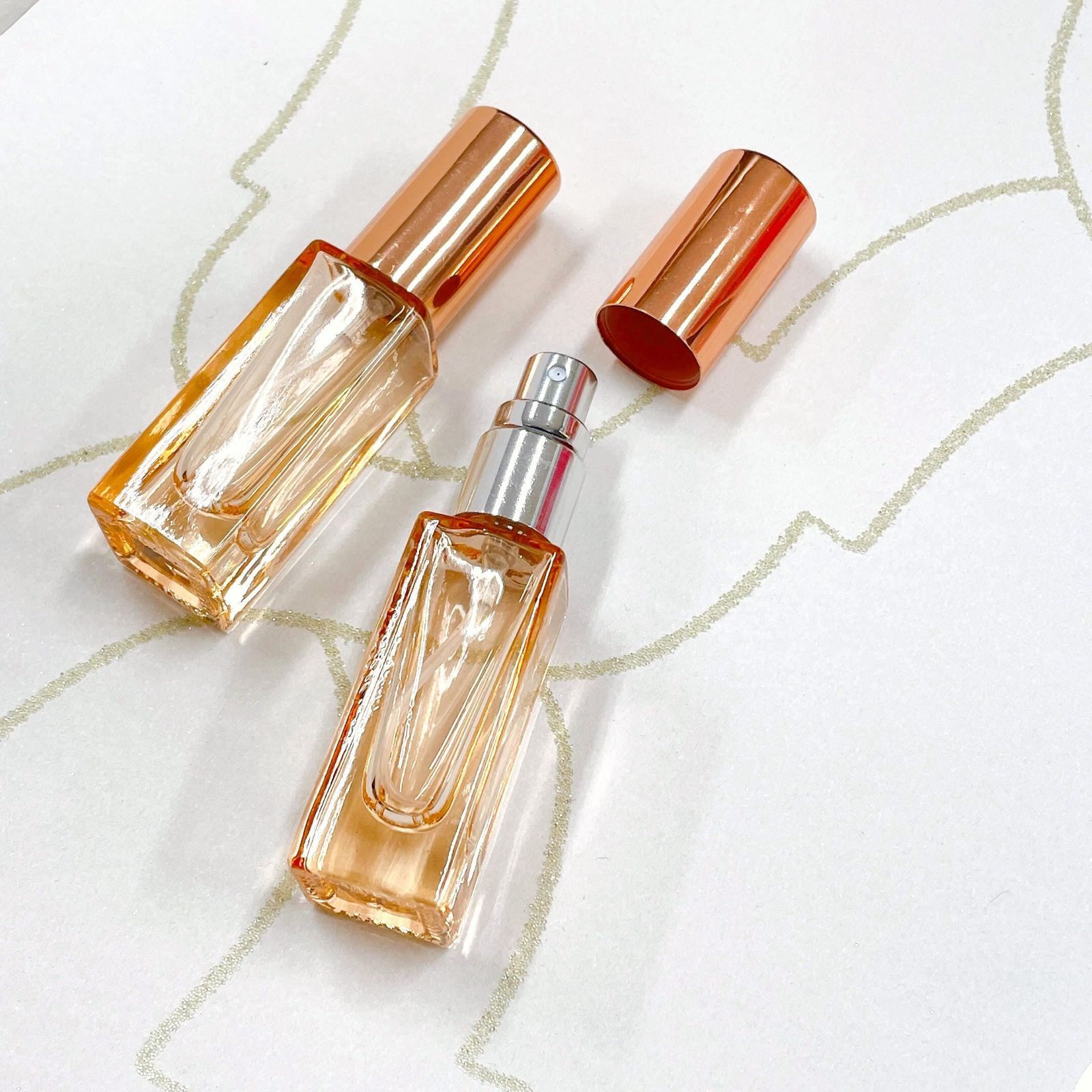【スクエア型 スプレー 容器】7ml クリアオレンジ メタリック オレンジ キャップ ガラス 細長 シンプル 遮光 アルコール 消毒 除菌 ボトル エタノール 霧吹き 携帯 詰替容器 旅行 持ち運び ミスト 手指消毒 コスメ 化粧水 かわいい
