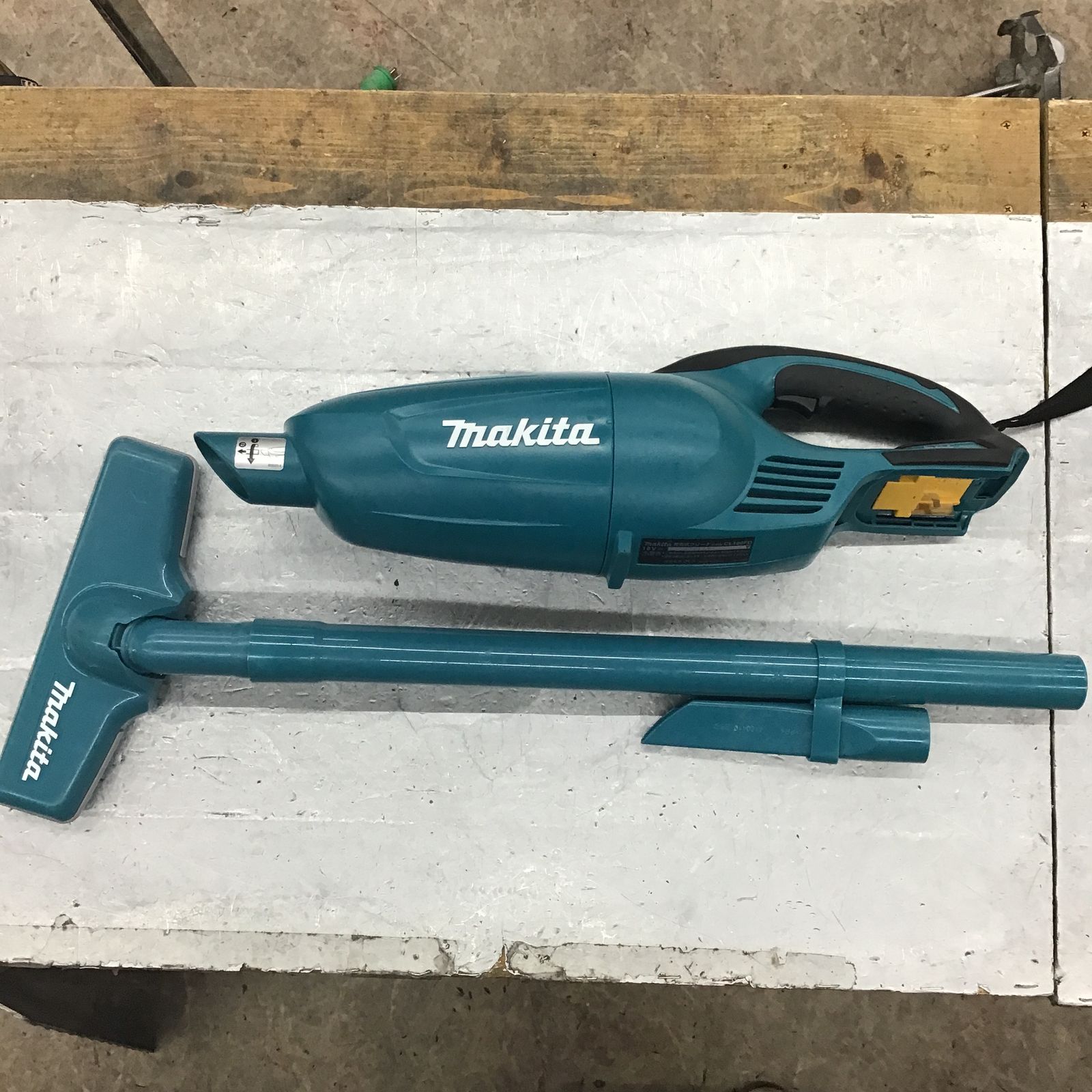〇マキタ(Makita)充電式クリーナー18V 本体のみ(本体青色・カプセル式 