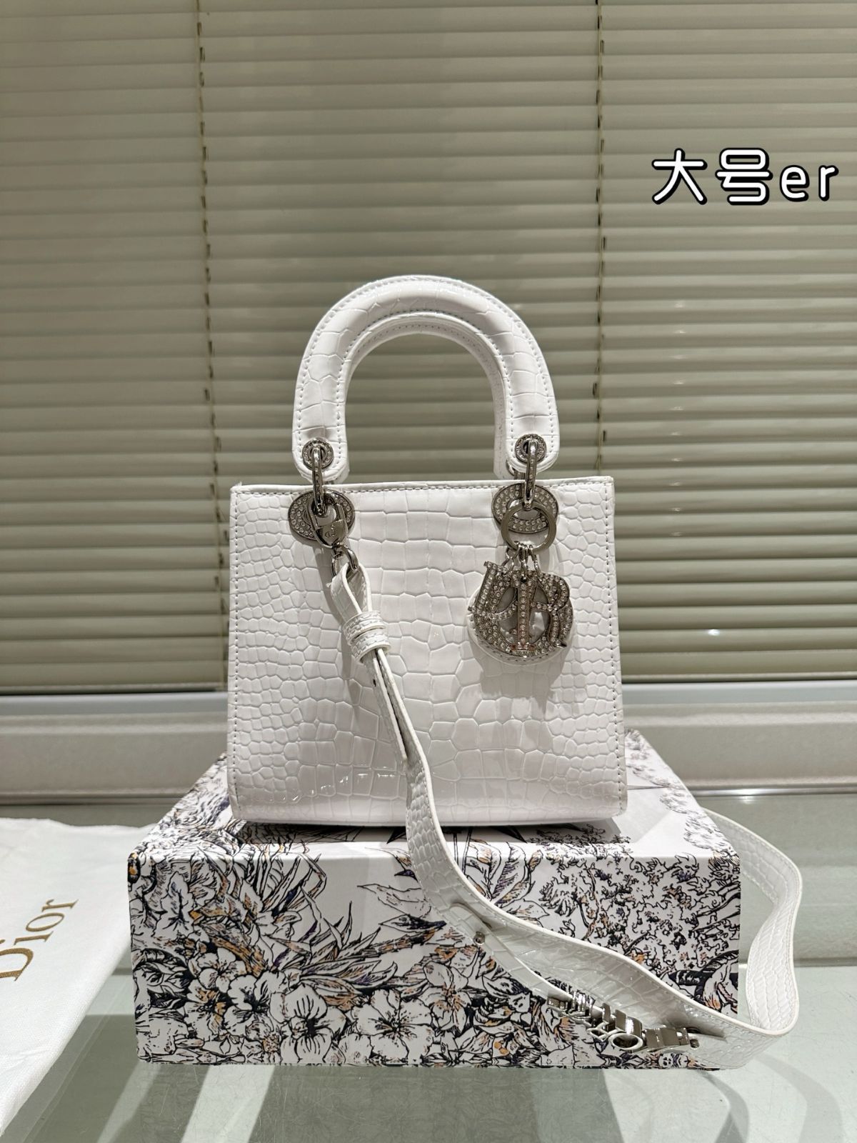 今日特価】Dior Lady Dior Bag with Folding Gift Box
