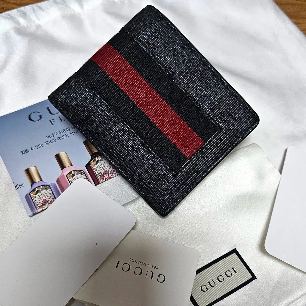 グッチ ブラック シェブロン 二つ折り財布 レッド ストライプ 正規品 です