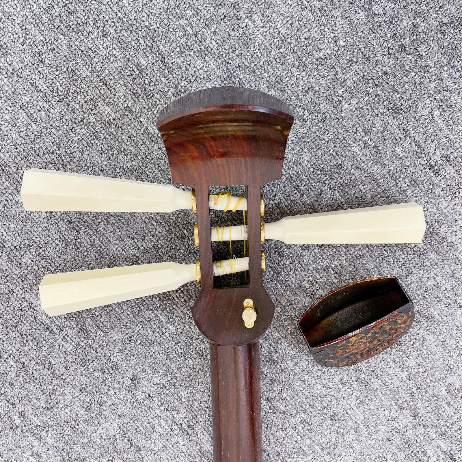 津軽三味線 綾杉胴 紅木 東さわり 段違い 付属品多数 和楽器 - メルカリ