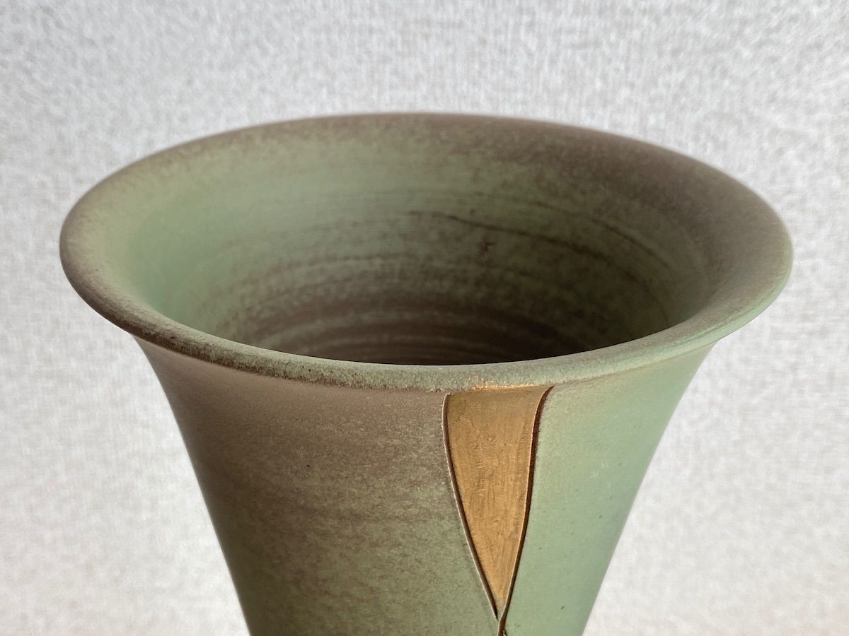 KB131】陶器 花瓶 かぶら型 立華 緑と茶に金紋様 直径約14cm 高さ約