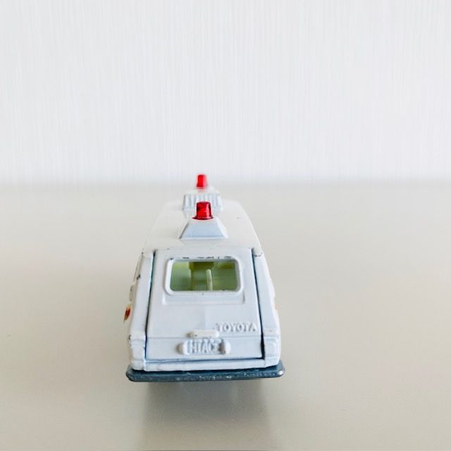 トミカ トヨタハイエースコミューター no.57 黒箱 救急車 - メルカリ
