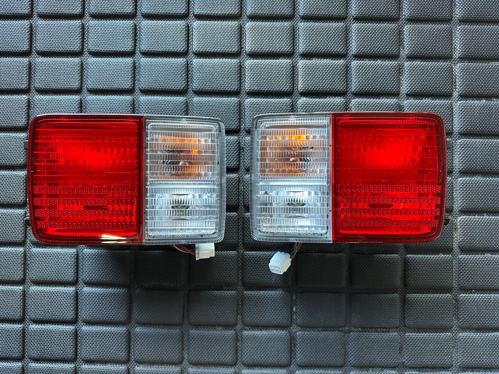 エブリイDA17V 純正テールランプ（新車外し） スズキ エブリィ DA17V 純正テールランプ 左右セット 新車外し