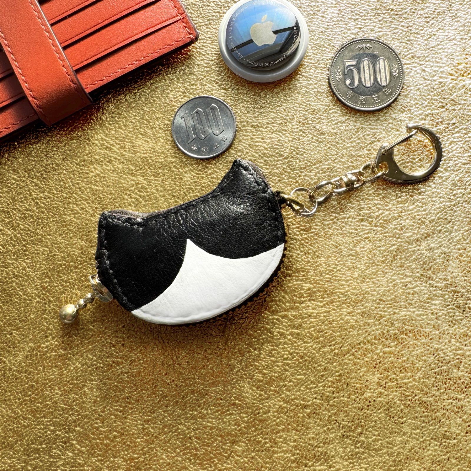 ネコ型コインケース　25黒白猫/ハチワレ1（金具：金）［超ミニ，ねこ，小銭入れ，小さい，レザー，エアタグ入れ，キーホルダー］琉七