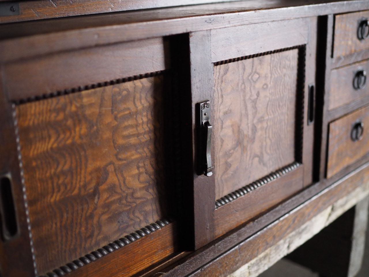 昭和初期のライティングデスク キャビネットにも