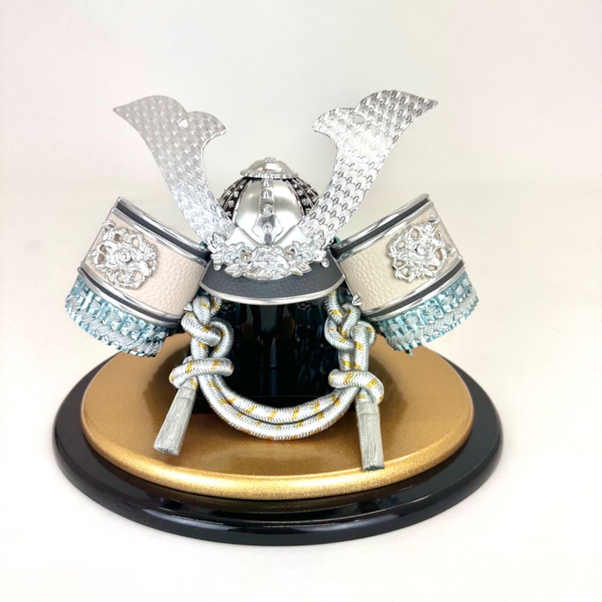 【五月人形】新品　端午の節句　兜飾り　シルバー大鍬形兜 五月人形】新品端午の節句兜飾りシルバー伊達