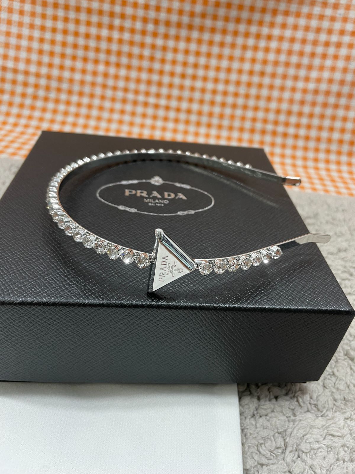 かなり綺麗PRADA プラダ　クリスタル ロゴ カチューシャ