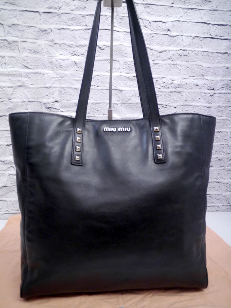 美品◇miumiu ミュウミュウ VITELLO MILLENI ロックスタッズ A4対応 