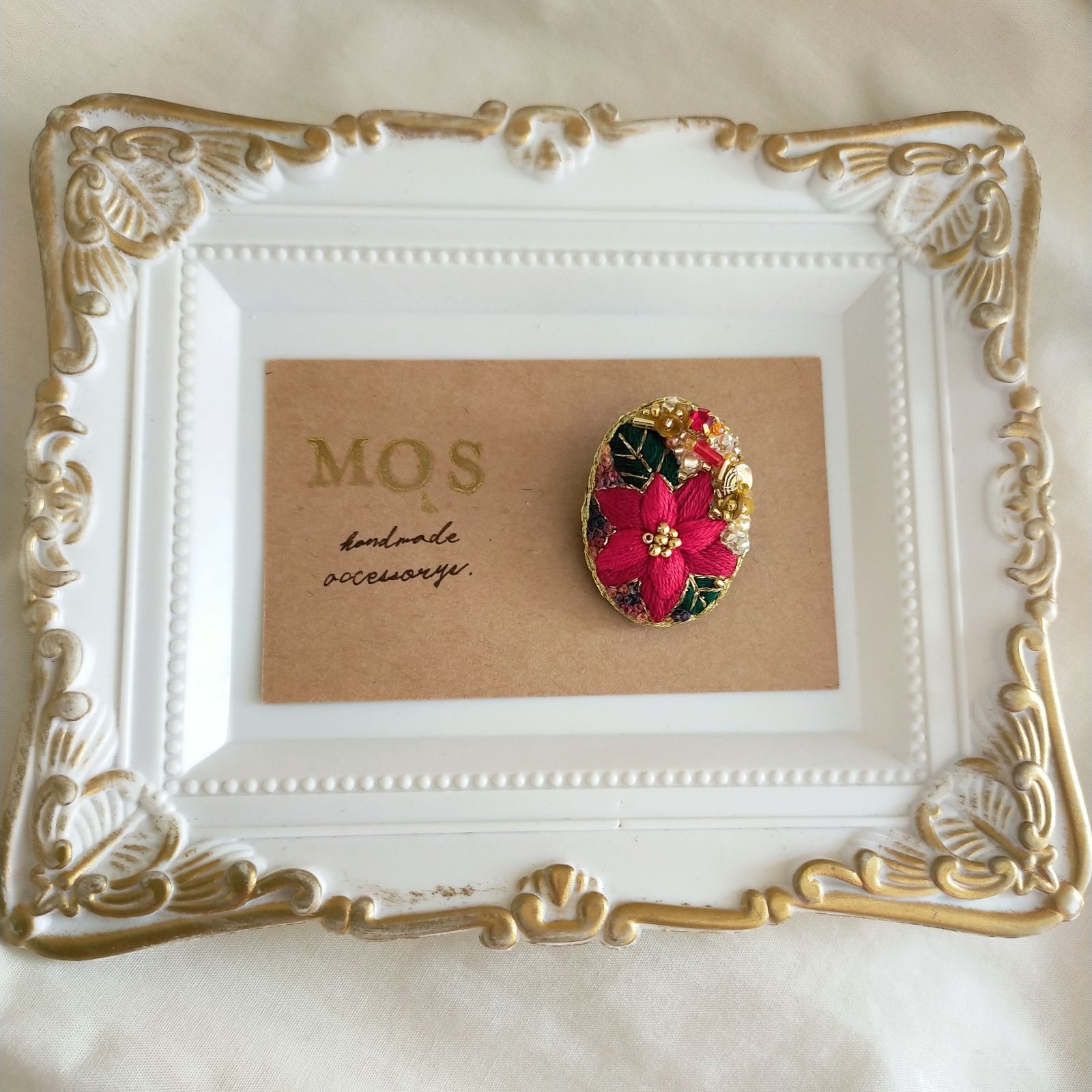 Xmasデザイン♡ 手刺繍ブローチ ポインセチア - メルカリ