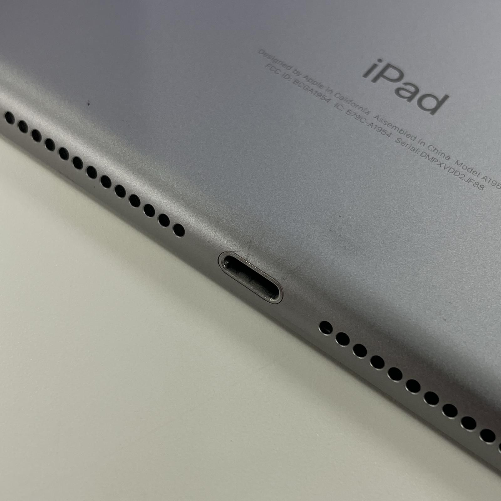 iPad 第6世代32GBスペースグレイWiFi+セルラーモデル(ソフトバンク)