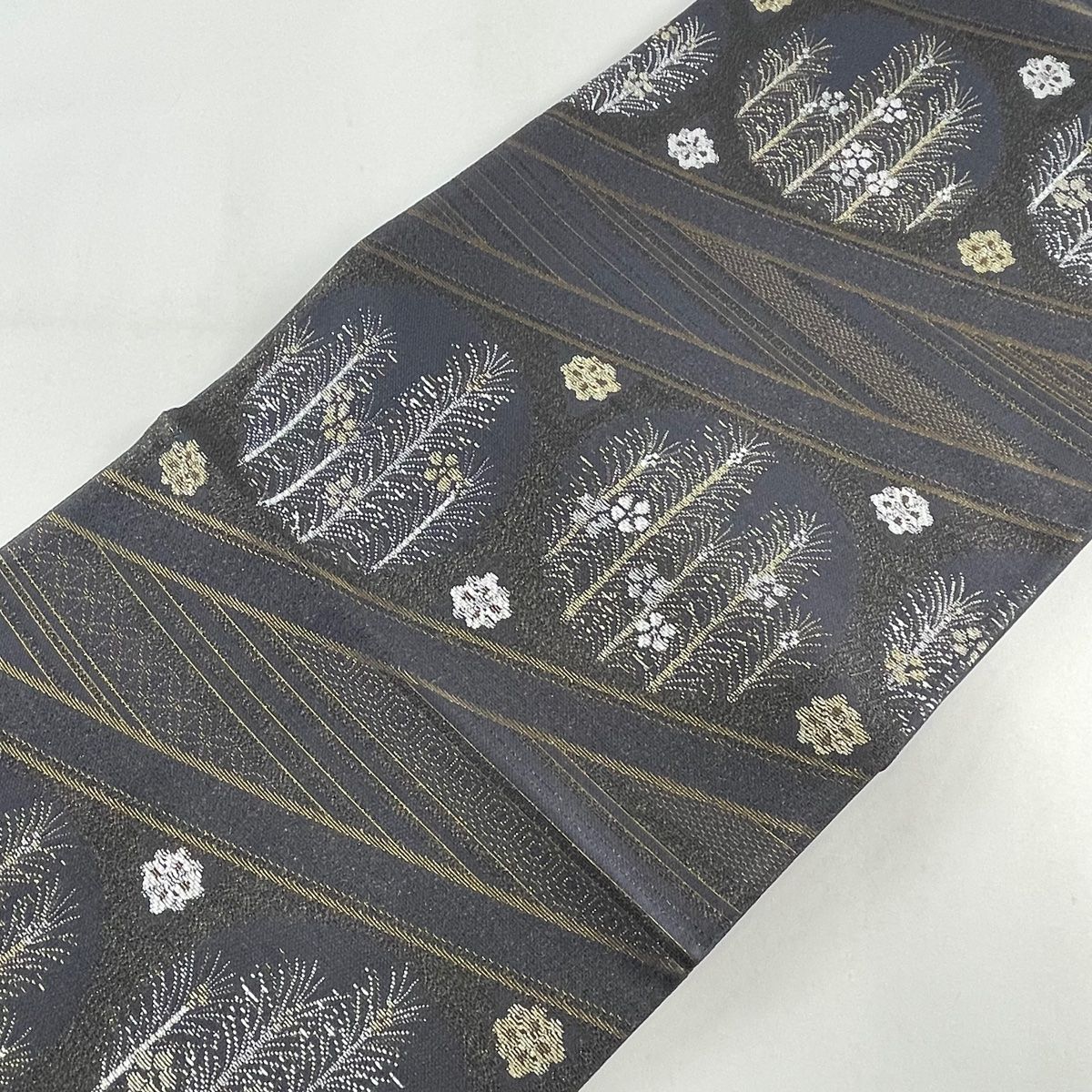 袋帯 美品 秀品 花 大王松 箔 刺繍 灰色 六通 正絹 【中古