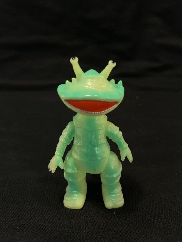 バンダイ 真ブルマァク魂2 カネゴン(蓄光成型/黄緑塗装) - メルカリ