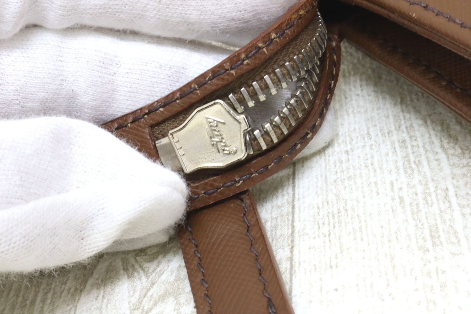 PRADA ビジネスバッグ 三角ロゴ サフィアーノ ブリーフケース ブラウン