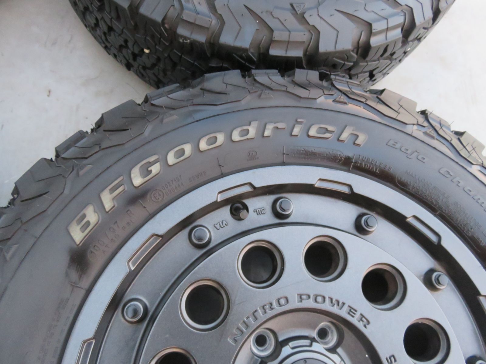 ホイールタイヤ 215