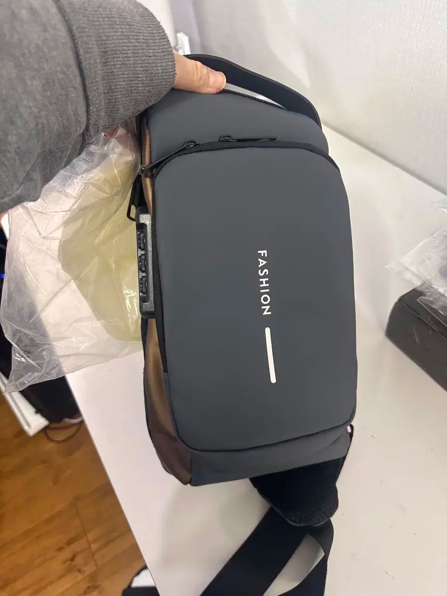 【雷市場（ポンジャン）商品韓国直送】 ヒップサック クロスバッグ メンズ バッグ ロック機能付き