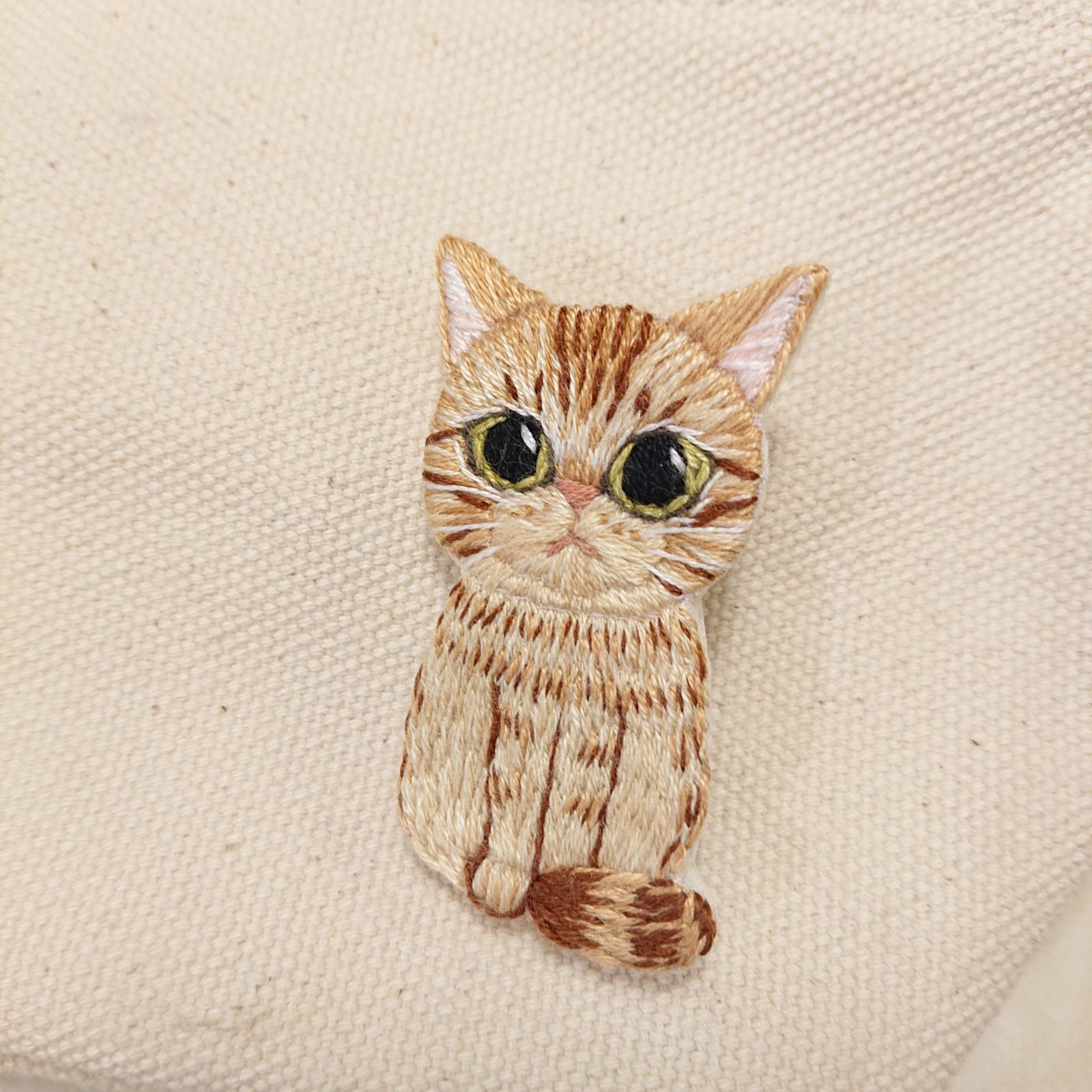 No.49 白猫 クローバー オーバル 刺繍ブローチ | www
