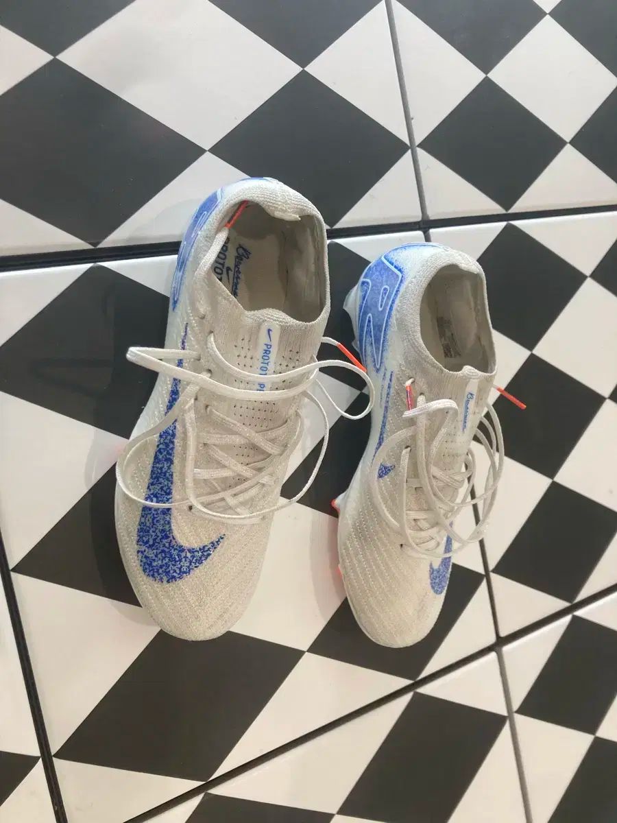 NIKE