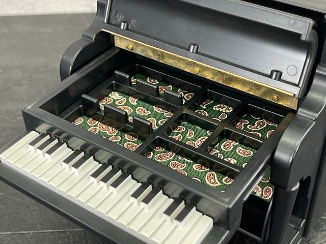 美品 DISCRETION オルゴール ピアノ型 ブラック ラブイズオール 小物