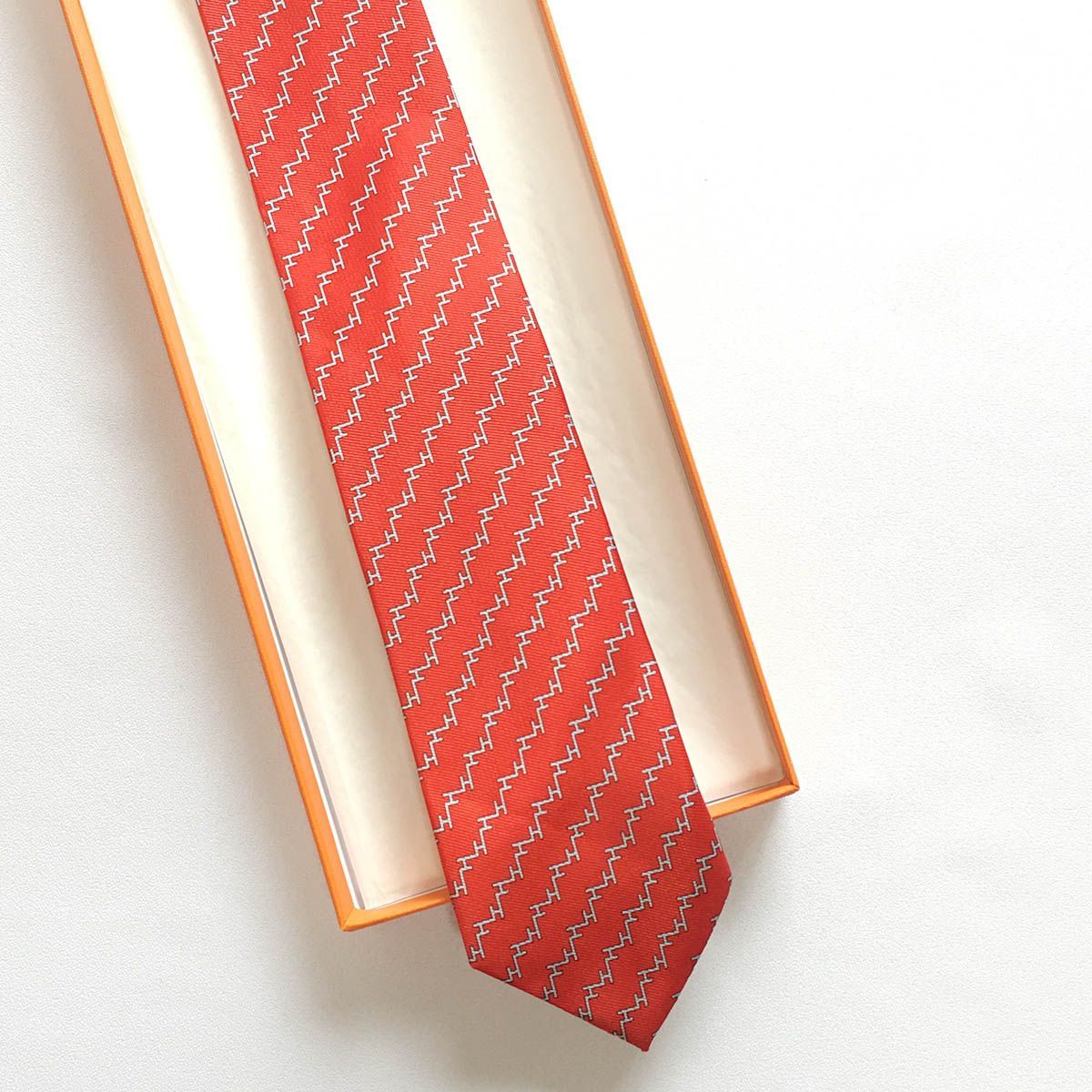 【美品】エルメス　ネクタイ　Ｈロゴ　総柄　シルク100%　フランス製 HERMES - 美品 エルメス ネクタイ シルク100% 総柄 メンズ