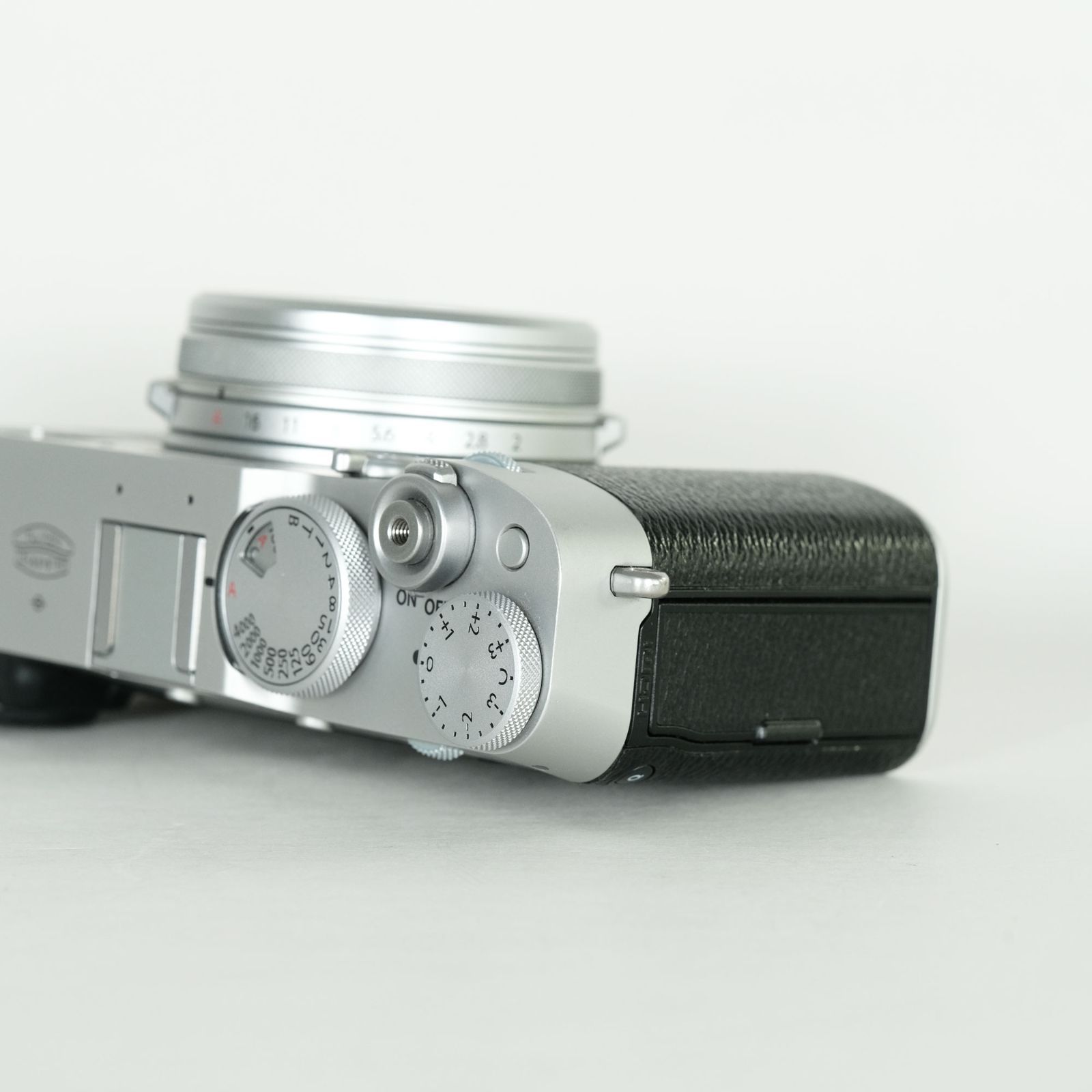 美品｜シャッター数7,700回｜グリップ付] FUJIFILM X100V