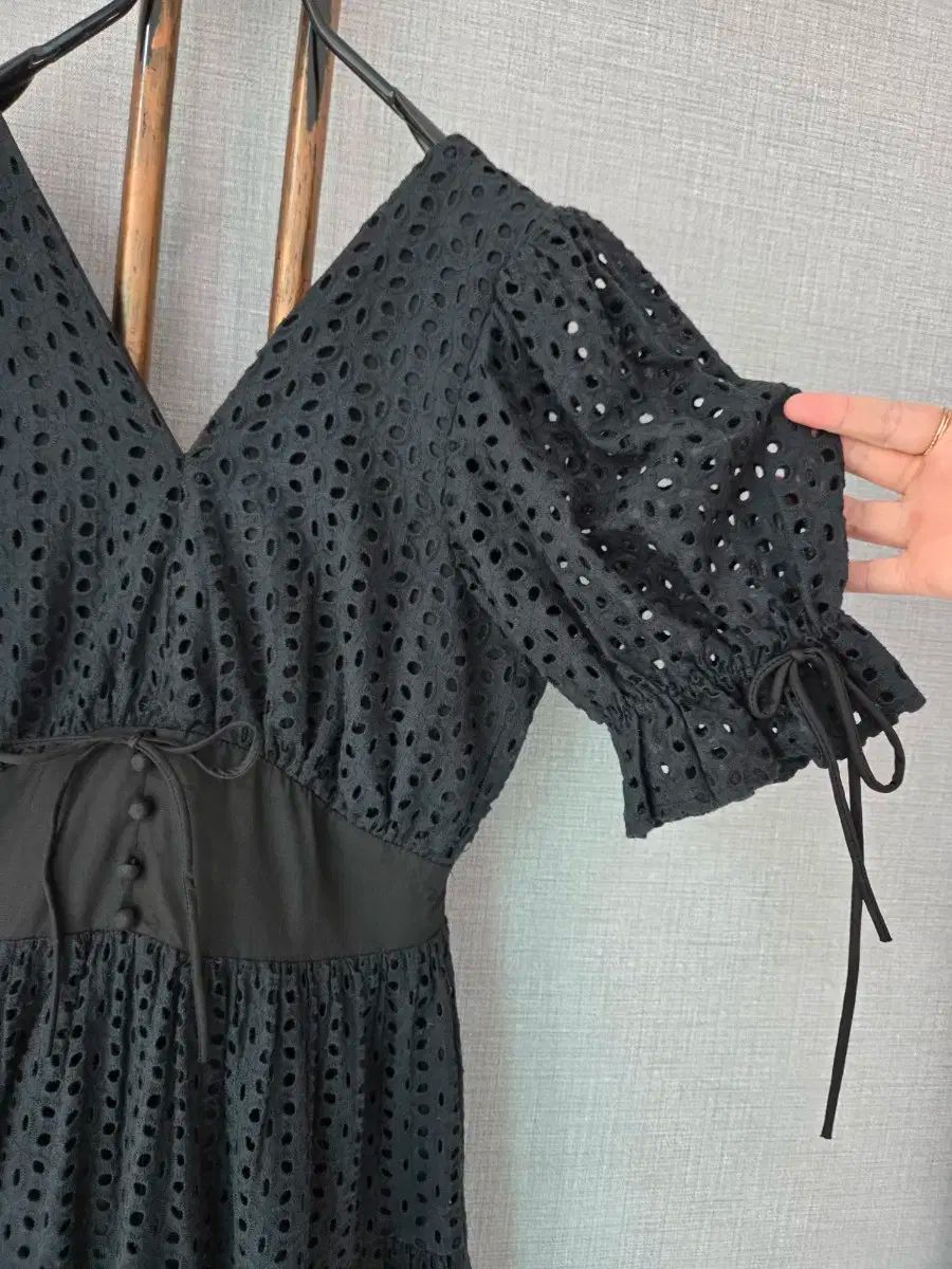 バックスリット パンチング プンソンマスクドレス