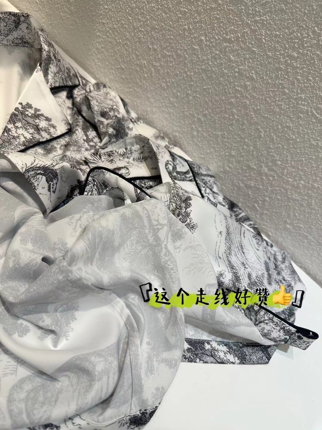 の女性用パジャマで