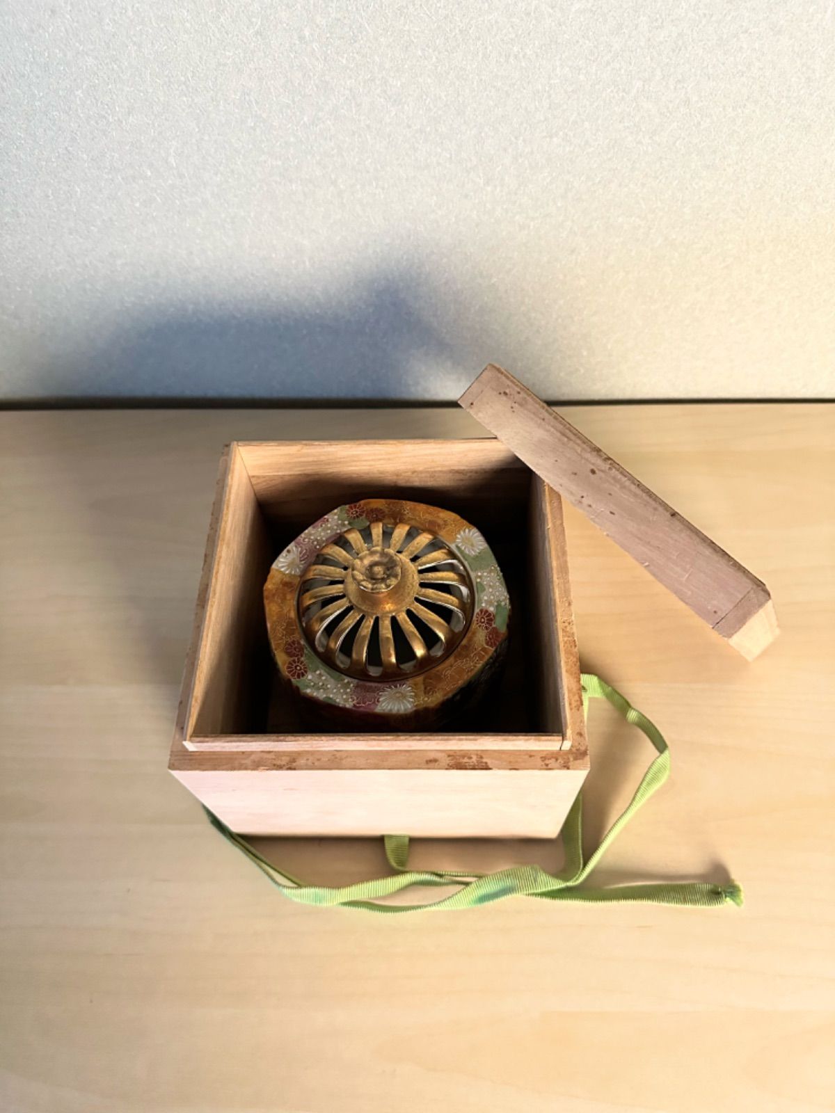 蔵出し　時代物　九谷焼　施釉・彩色陶磁器　菊花金彩　盃　2点　桐箱入　レトロ Yahoo!オークション -「盃」(九谷) (日本の陶磁)の落札相場