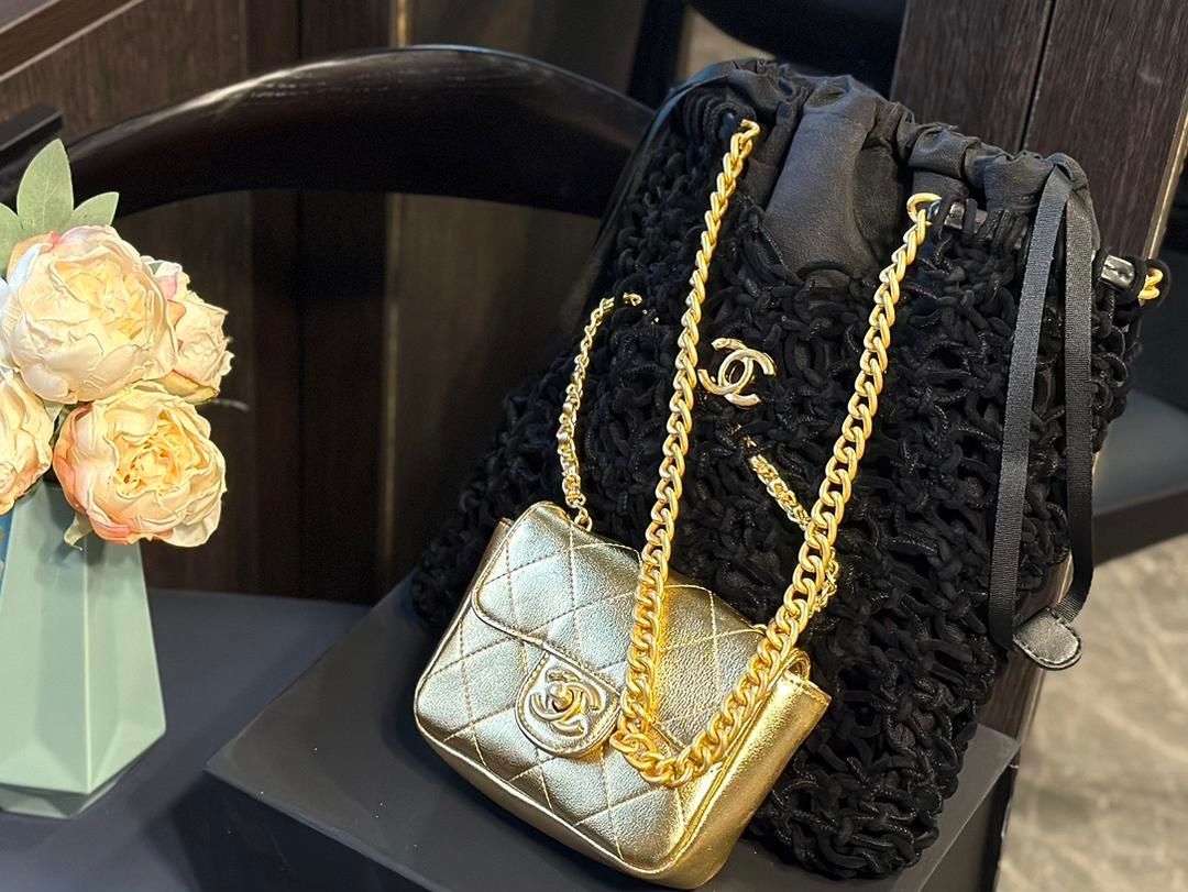 CHANELシャネルのブラック編み込みビーチバッグ