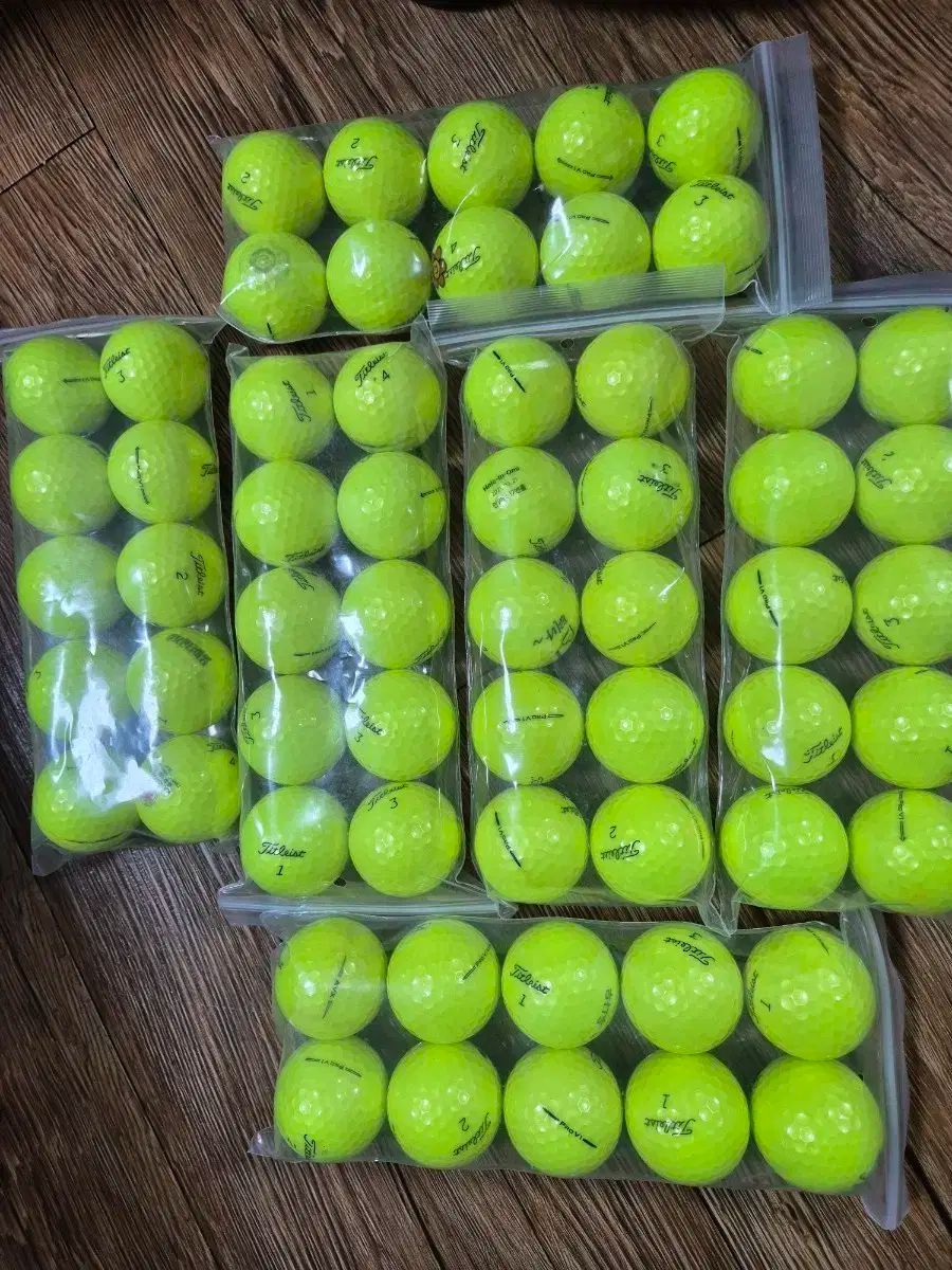 タイトリスト v1高弾力蛍光 60R 3球 132 000