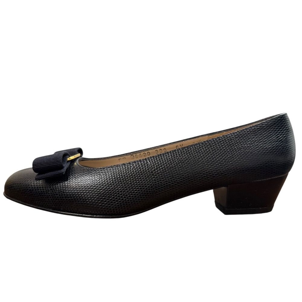【最新作入荷】 Salvatore Ferragamo サルヴァトーレフェラガモ リザード型押し ヴァラリボン ローヒール パンプス 6 1 2 約23.5cm ネイビー レディース 古着 配送無料！