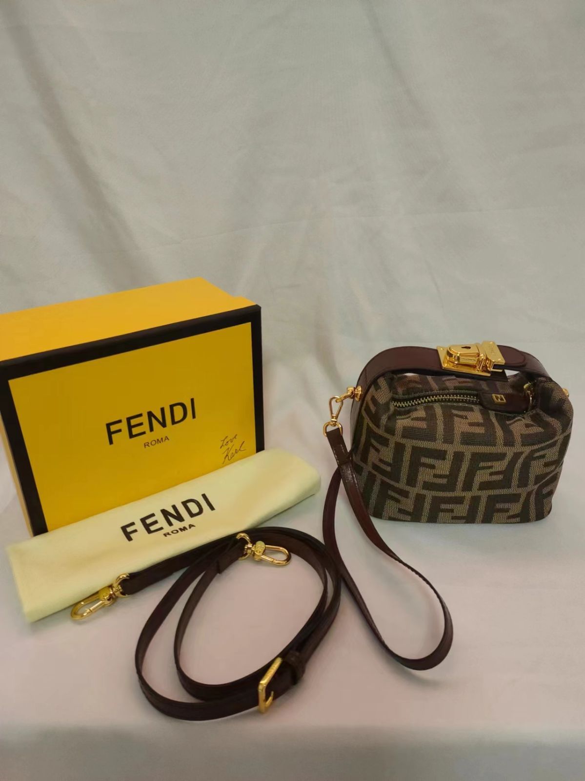 FENDI フェンディ   バニティ  ポーチ  ズッカ柄  ミニ  マイクロ