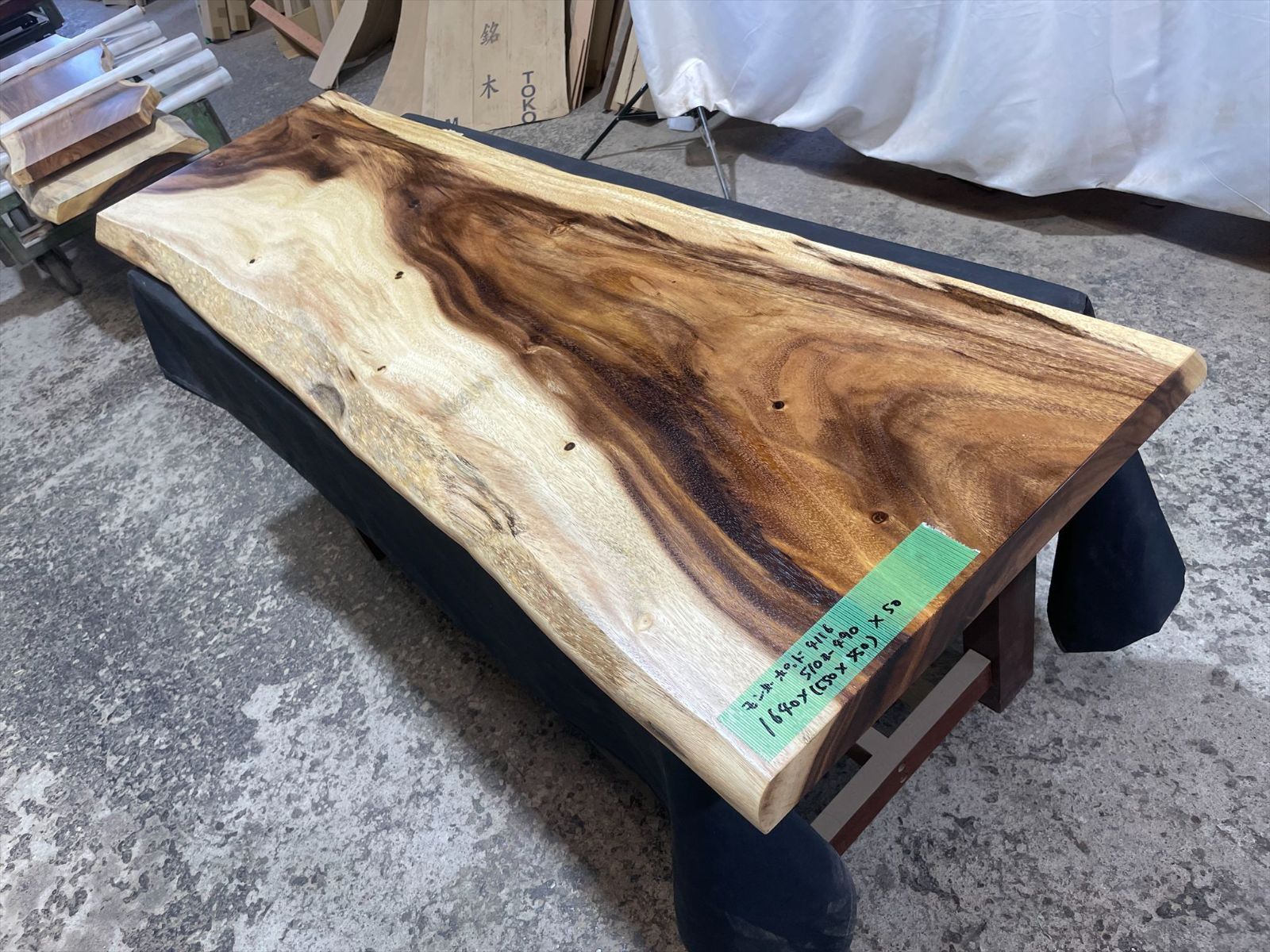 モンキーポッド4116　一枚板無垢 乾燥材　1640ｘ510-490ｘ50mm カウンター　センターテーブル　ダイニングテーブル