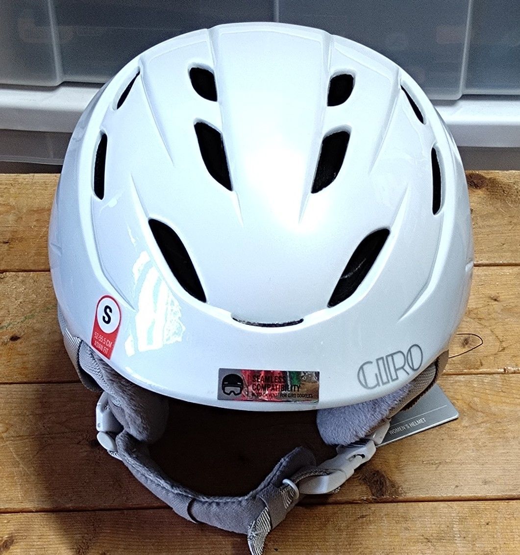 値下げ中!　giro 女性用スキーヘルメット　サイズs GIROスキーヘルメットDECADE womens sizeS 【公式通販】
