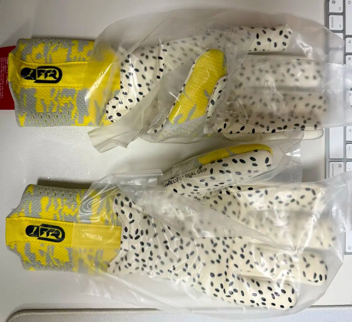 プーマ Hello Future ULTIMATE キーパーグローブ 9号