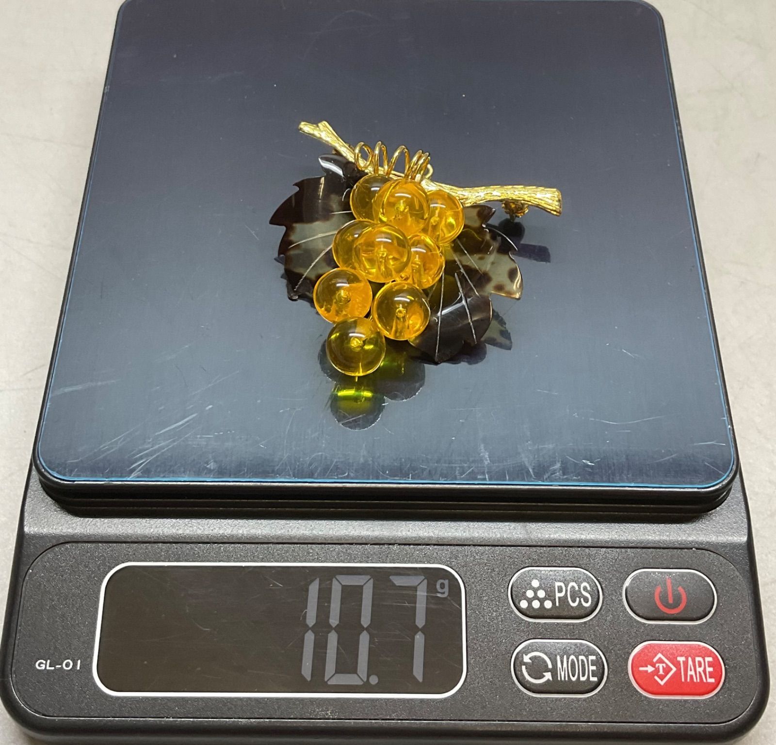 SN279 べっ甲 琥珀 ぶどう房 ブローチ 珠径 9.7mm 重さ 10.7g