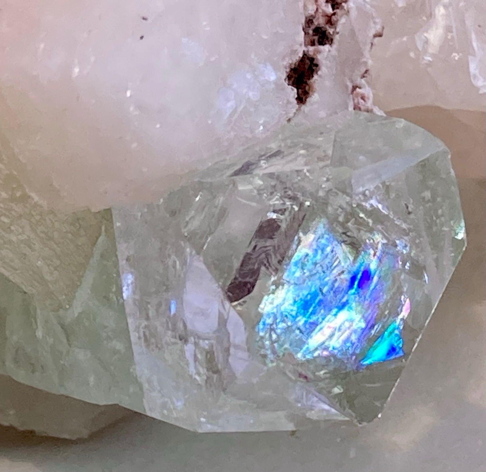 天使の水晶✨   レインボー　グリーンアポフィライト　原石　クラスター　魚眼石 天使の水晶✨ レインボー グリーンアポフィライト 原石