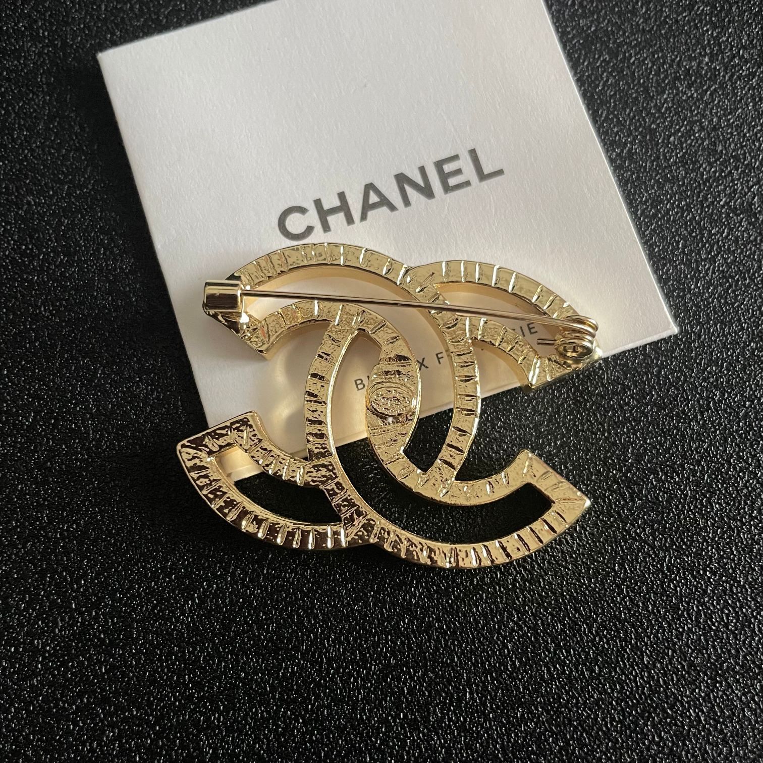今日特価】CHANEL 最新モデル ブローチ 女性向け マルチウェア