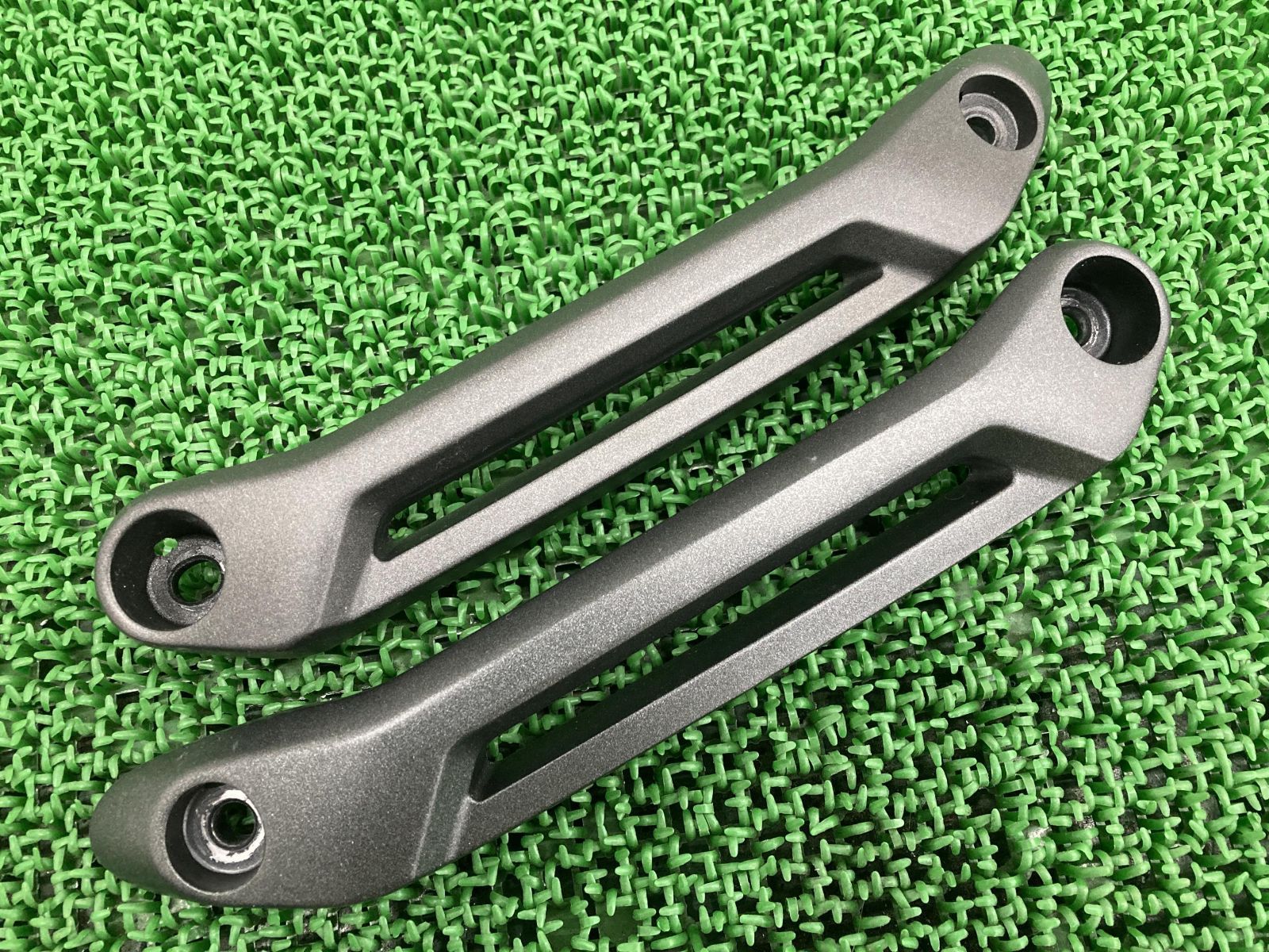 GB350S リアフェンダーステー 左右 黒 ASK ホンダ 純正 バイク 部品 NC59 割れ欠け無し コンディション良好 品薄 希少品 【中古】 54 GB350S リアフェンダーステー 左右 黒 ASK ホンダ 純正 中古 バイク
