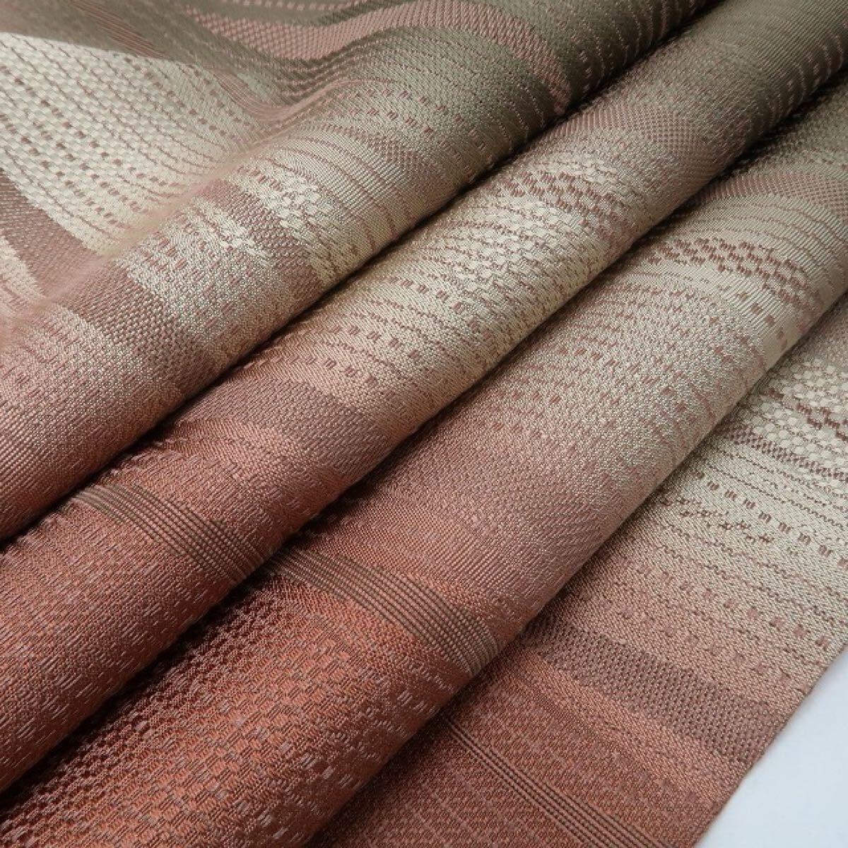 正絹 視線を射止めて振り返るお洒落自慢のハイセンス