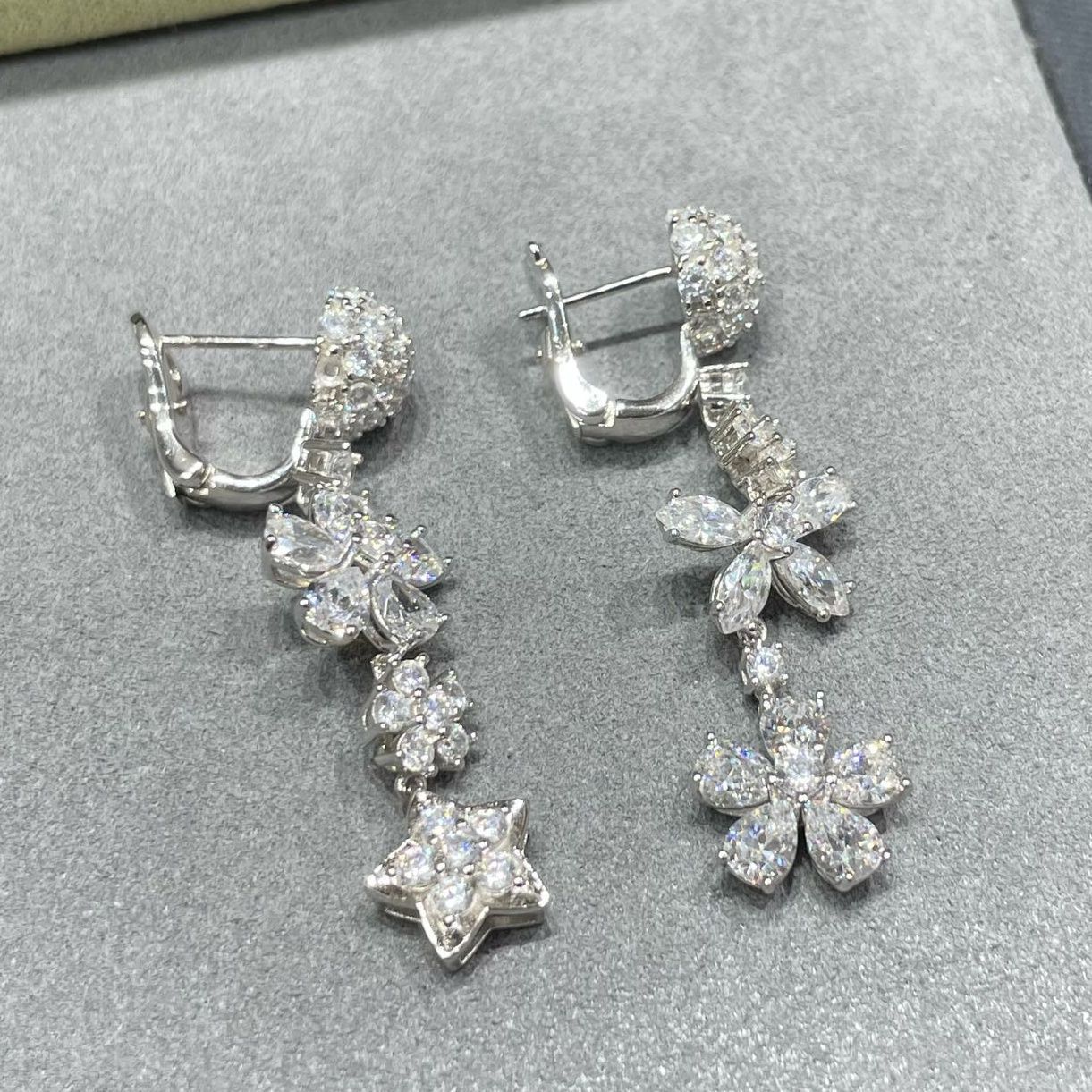 美品 ヴァンクリーフ＆アーペル Van Cleef & Arpels ホワイトドリルフラワーイヤリング ピアス(両耳用)