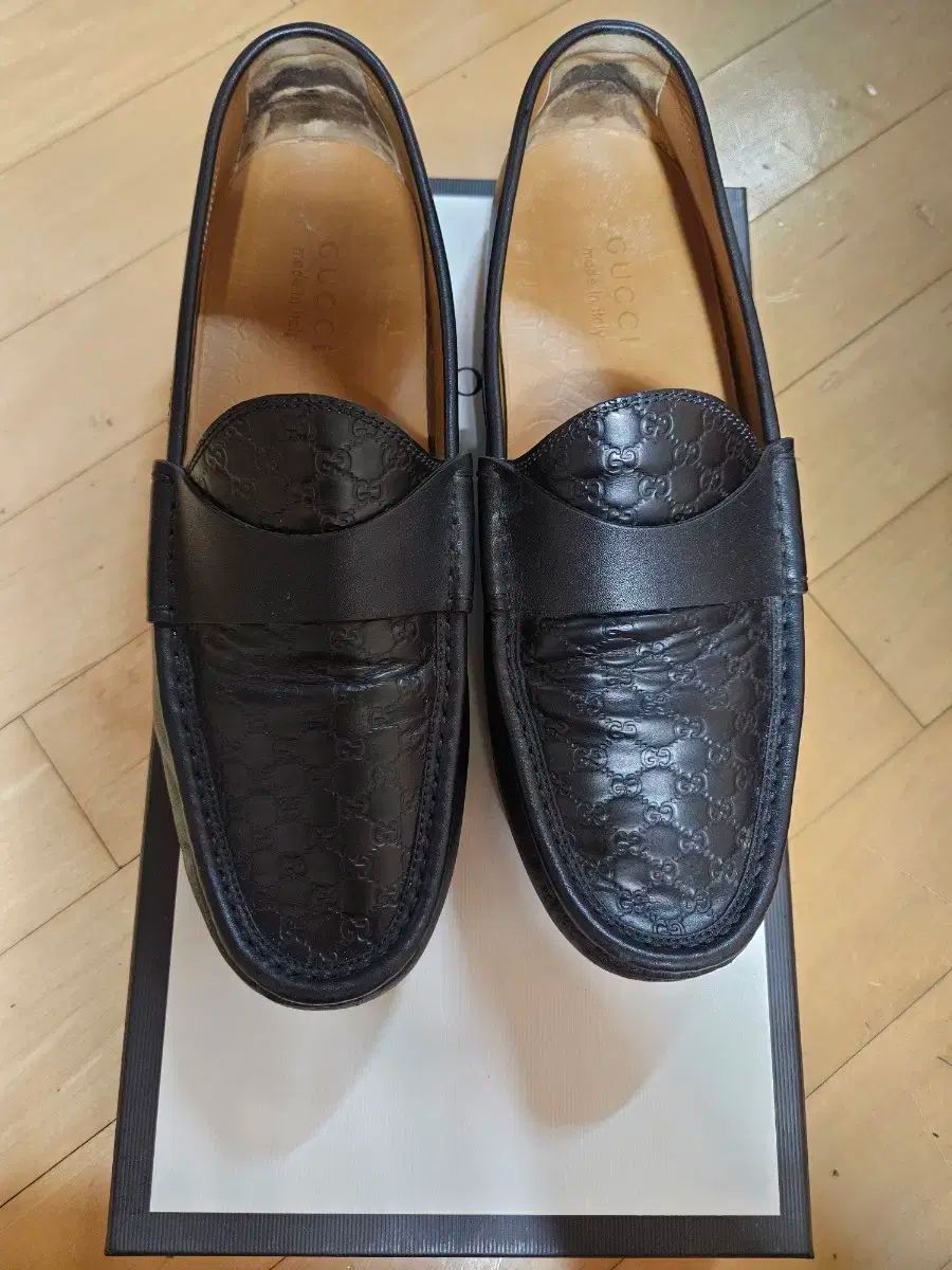 そんな感じのしないグッチローファーとして販売されています